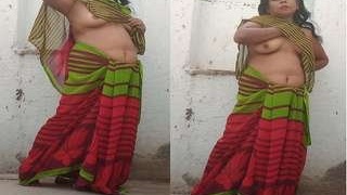 Indian bhabhi gets naked and performs a sensual dance