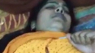 Watch a busty aunt in a sari in this steamy XNXX video