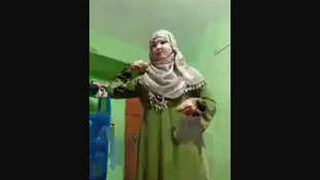 Desi hijabi bhabi in burka gets naughty