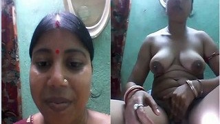 Bagla Budi reveals her body in exclusive striptease video