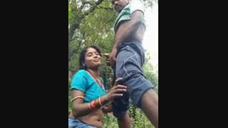 Blowjob and outdoor romance for an Indian couple