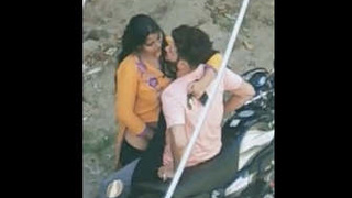 Desi couple gets daring in the outdoors, video quality is high