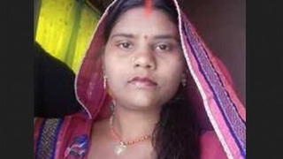 Desi Aldeia wife flaunts her sexy backside in village video