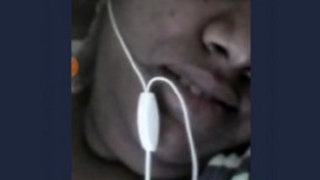 Desi aunty gets naughty on video call