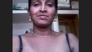 Horny Bhabhi indulges in self-pleasure