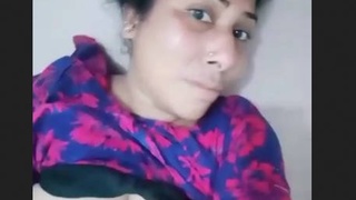 Indian bhabi masturbates with her fingers