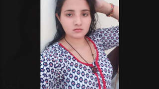 Beautiful chubby Pakistani girl goes nude in a clip