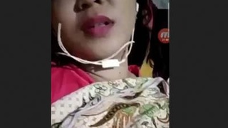 Indian wife pleasures herself with her fingers