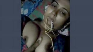 Desi Bhabi from the countryside flaunts her body