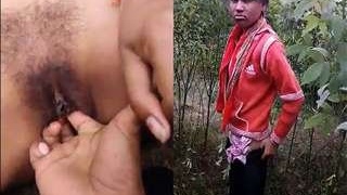 Desi girl gives a handjob to her partner in this exclusive video