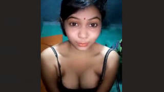 Bengali bhabhi flaunts her seductive curves in a steamy video