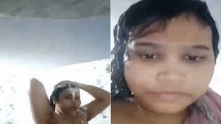 Indian girl Shows off her naked body and takes a bath