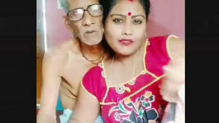 Desi bhabhi has fun with older man in Tiktok video