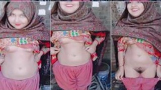 Pakistani teenager bares her unshaven vagina in HD video