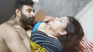 Desi auntie cheats on her husband with his friend in a steamy video