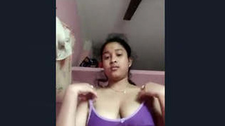 Desi Indian girl flaunts her body in a steamy video