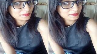 Exclusive video of a hot Indian girl giving a blowjob and getting fucked