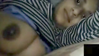 Cute Desi babe reveals her breasts in a seductive video