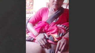 Desi bhabhi shares her nude selfies online