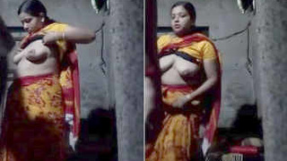 Aunty Desi satisfies her neighbor for money in a steamy video