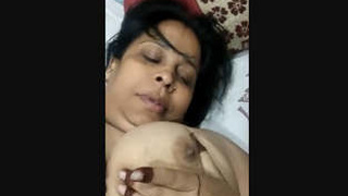 Desi bhabhi flaunts her big boobs on camera