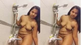 Exclusive video of sexy Lankan girl bathing for her lover
