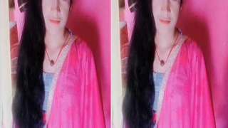 Desi girl in exclusive amateur video dresses up and shows off her curves