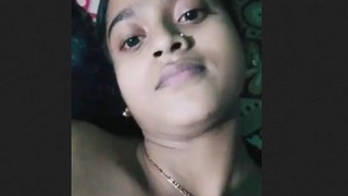 Exhibitionist showcases her smooth pussy in nude video