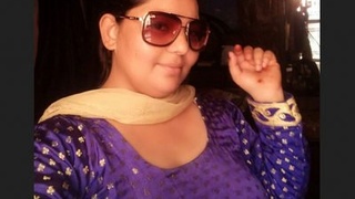 Curvy Indian bhabhi in action