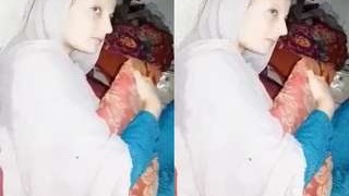 A cute Pakistani girl gives a blowjob