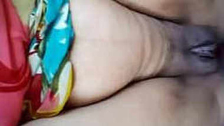 Desi housewife exposes her intimate areas in public