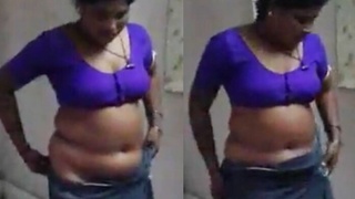 Curvy bhabi with a big belly button in steamy video