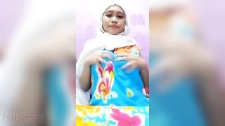 Hijab-clad girl strips for boyfriend in steamy scene