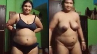 Mature bhabhi flaunts her body on camera