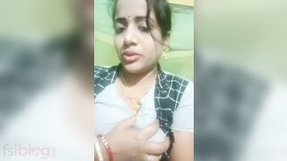 Lusty Indian bhabhi seductively displays her private parts in HD video