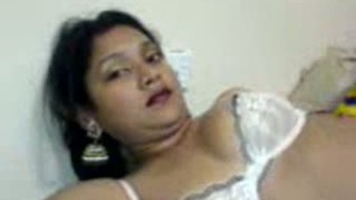 Mature auntie gets exposed to satisfy sexual desires in Hindi video