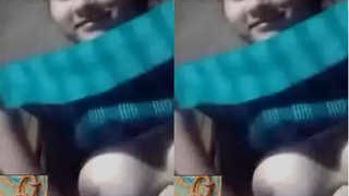 Amateur Indian girl with cute boobs gets naughty in exclusive video