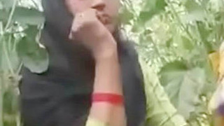 Desi bhabi gets naughty in the outdoors
