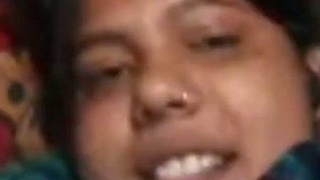 Desi auntie goes nude in solo video