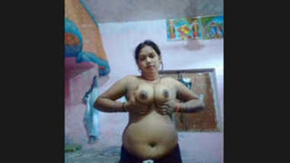 Bhabhi's nude body on display in hot video