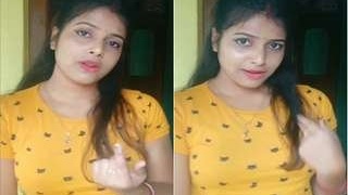Indian college girl reveals her boobs and pussy in HD video