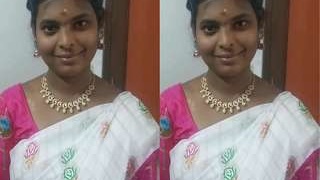 Exclusive Tamil bhabhi shows off her changing skills
