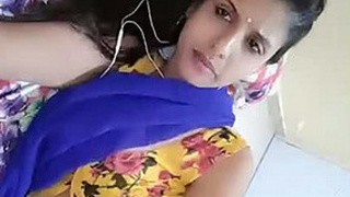 Bhabi in saree blouse gives you a live show with her deep navel