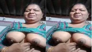 Desi aunty gets naughty with her vibrator