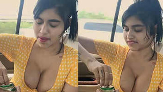 Voluptuous Indian beauty in action