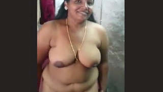 Curvy Tamil aunty strips down for your pleasure