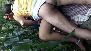 Indian babe gets outdoor sex with a horny guy