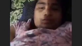Mature bhabhi flaunts her curves in oil tanker video