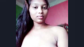 Indian married bhabhi flaunts her body in steamy video