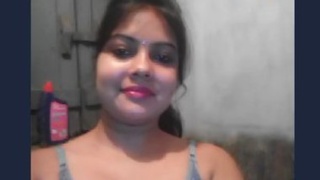 Horny girl in MMS video showcases her beauty